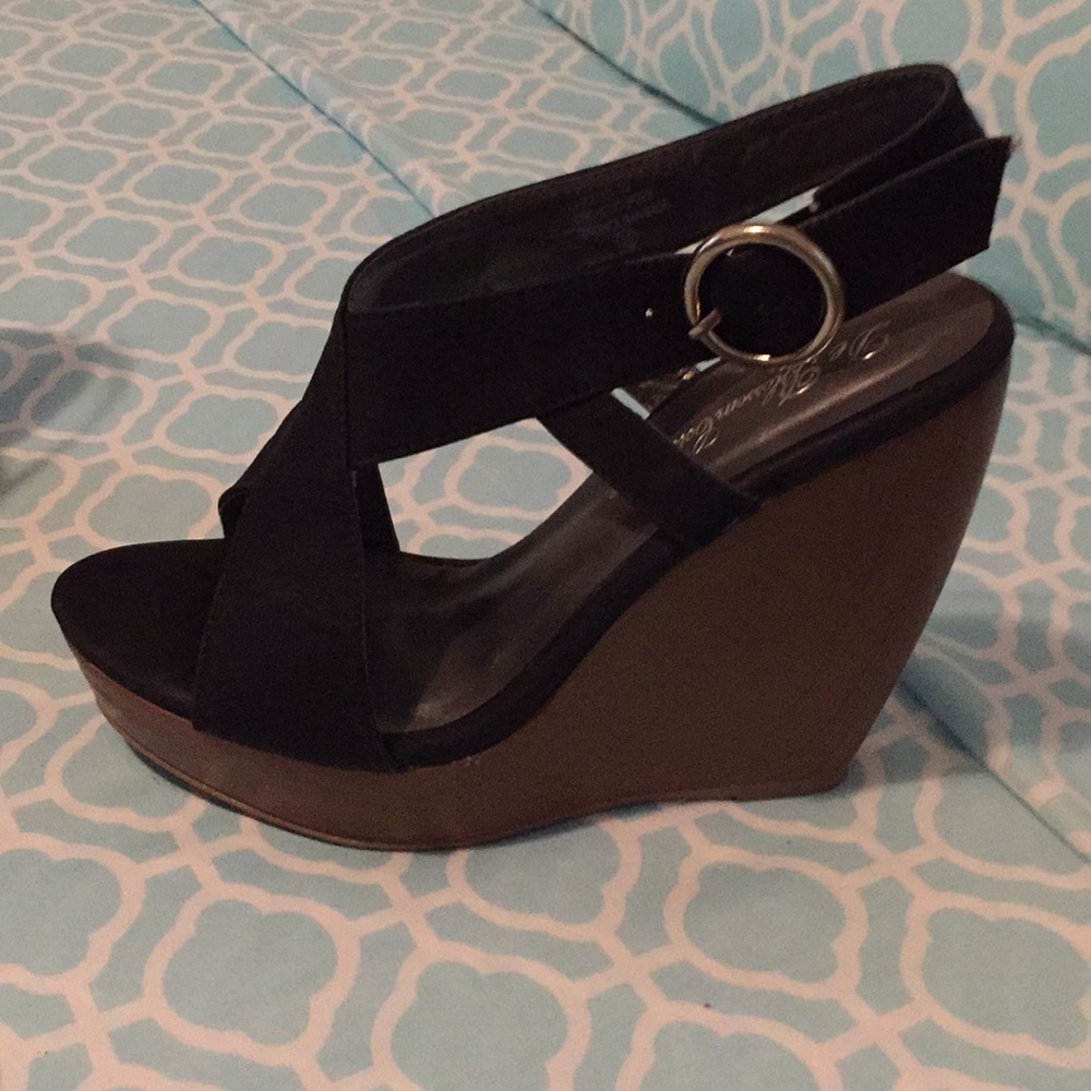 Black crisscrossing wedges